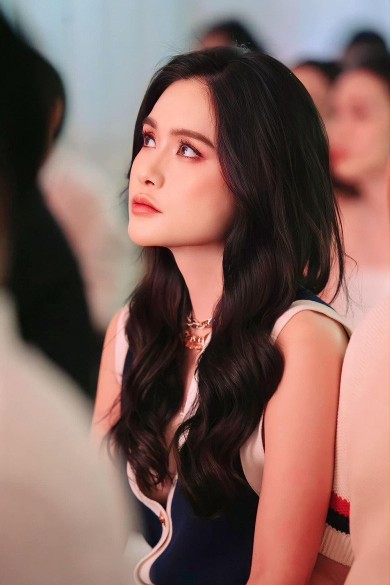 Dù có phần thua thiệt về chiều cao nhưng nếu xét về nhan sắc lẫn thần thái sang chảnh, nữ đại gia Đoàn Di Băng vẫn được nhiều người không ngớt lời khen ngợi.