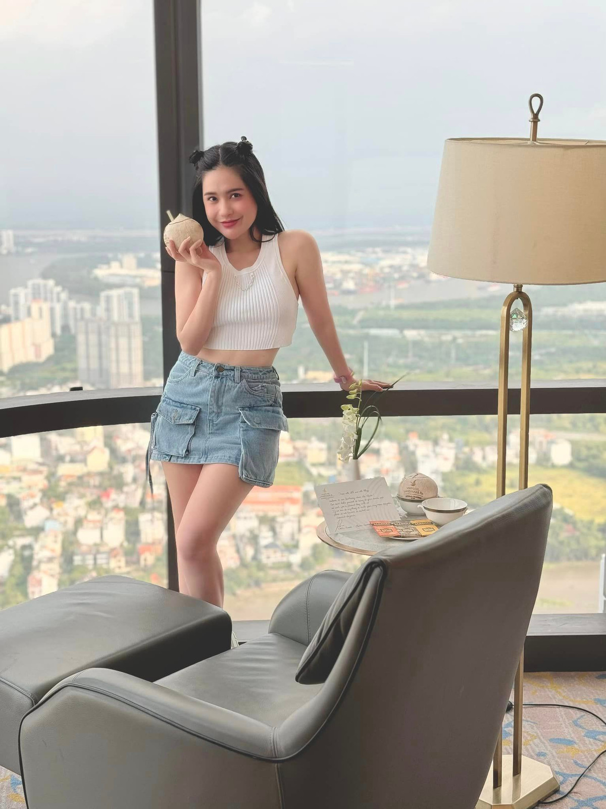 Bản thân cô cũng không ngại công khai đã dùng những biện pháp làm đẹp không xâm lấn như tiêm filler.