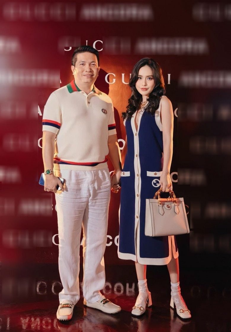 Mới đây, "nữ đại gia quận 7" tiếp tục gây chú ý khi có khoảnh khắc đọ sắc bên Hoa hậu Thuỳ Tiên trong một sự kiện quy tụ nhiều sao Việt.