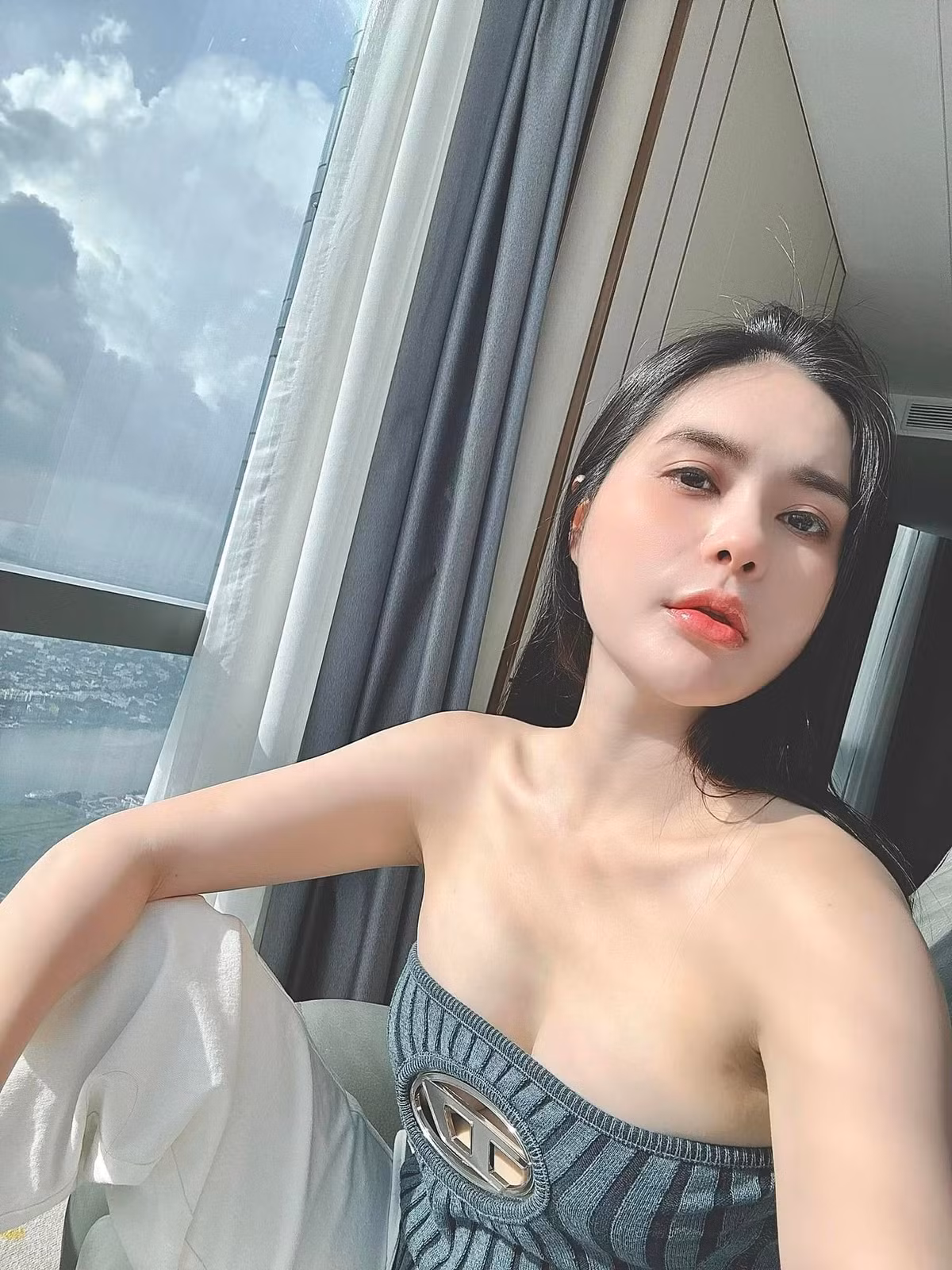 Cô cũng trang điểm nhẹ nhàng và tạo kiểu tóc xoăn cực kỳ quý phái.