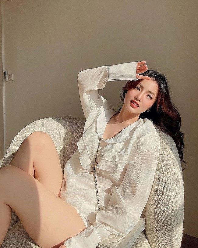 Một trong những lý do giúp Hồ Liên được nhiều người chú ý là nhờ ngoại hình xinh đẹp.