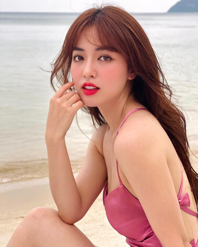 Hồ Liên thường bị lầm tưởng là con lai vì đường nét thanh thoát, sống mũi cao, đôi mắt to tròn.