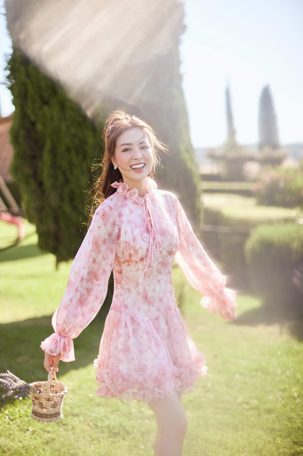 Nhan sắc gái xinh Hồ Liên thời điểm đó được khen ngợi rất nhiều. Cô được nhận xét là "thiếu nữ có đôi mắt nâu biết nói".