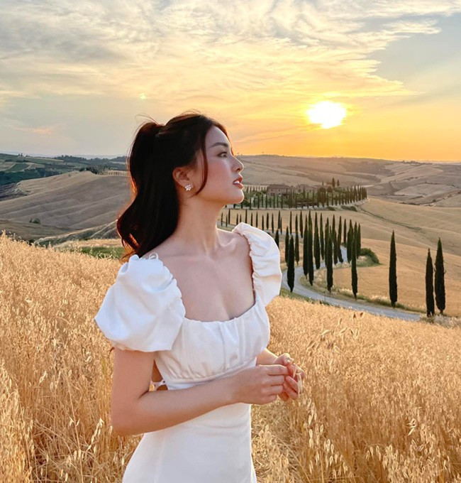 Những bộ ảnh nghệ thuật mang nhiều phong cách khác nhau của Hồ Liên được fan đón nhận nhiệt tình. Ảnh: FBNV