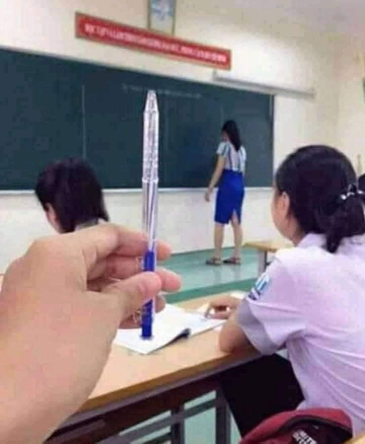 Đặc biệt những khoảnh khắc thầy cô giáo vô tình cosplay đồ dùng học tập của học sinh làm nhiều người bật cười.