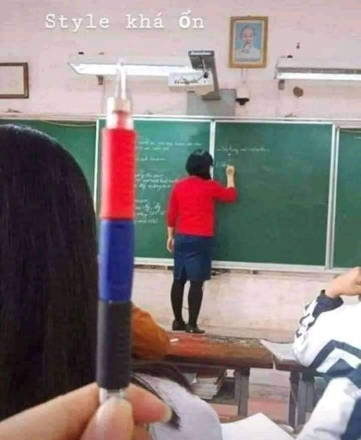 Trải qua đời học sinh, chắc hẳn ai cũng từng tham gia những trò nghịch ngợm quậy phá, và những màn cosplay này là một ví dụ điển hình. Những màn cosplay này có thể xuất phát từ sự tinh nghịch, lém lỉnh của học trò, nhưng cũng có thể là do sự trùng hợp ngẫu nhiên.