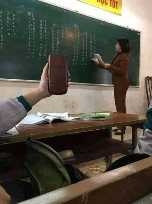 Trang phục của cô có đẹp bao nhiêu thì cũng chỉ giống cái máy tính cầm tay của em mà thôi.