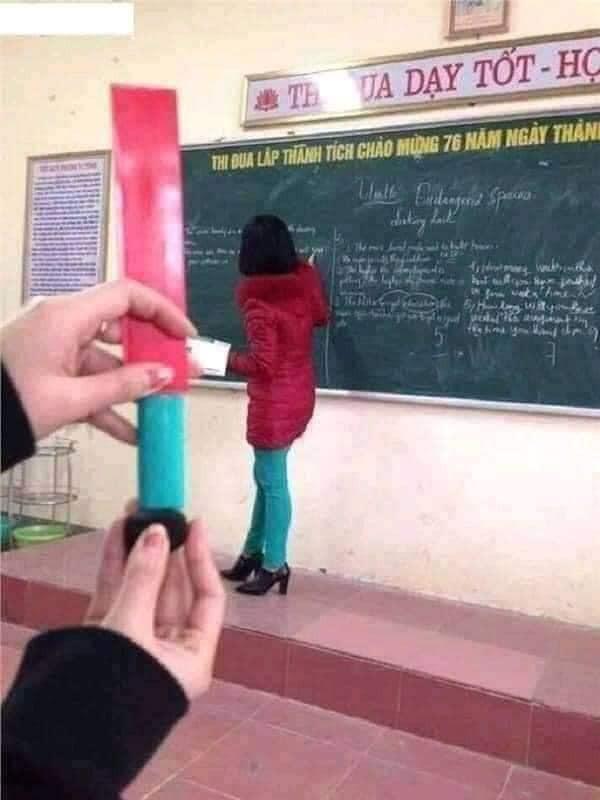 Trang phục từ áo khoác đến quần, giày của cô giáo sao thấy quen quen.