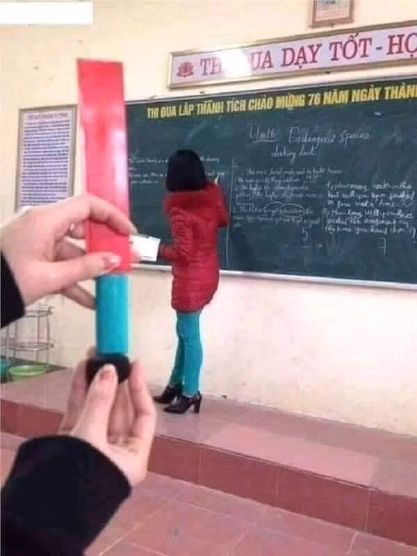 Trang phục từ áo khoác đến quần, giày của cô giáo sao thấy quen quen.