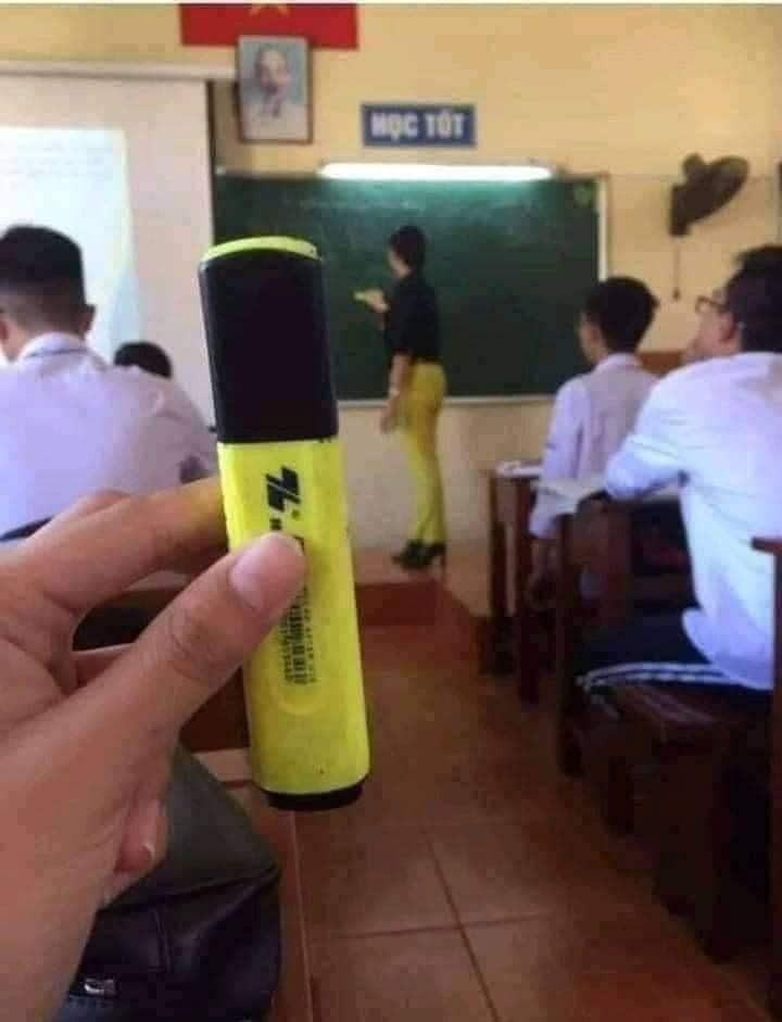 Bộ đồ của cô có đẹp bao nhiêu thì cũng chỉ giống cái bút nhớ của em thôi.