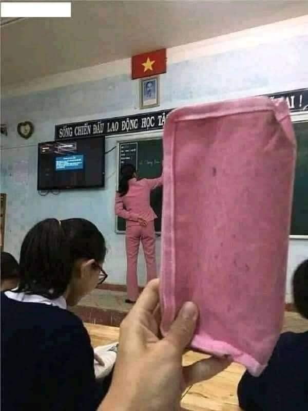 Tranh thủ lúc cô giáo quay lưng giảng dậy, một học trò nhanh nhảu đưa ra phiên bản cosplay gốc.