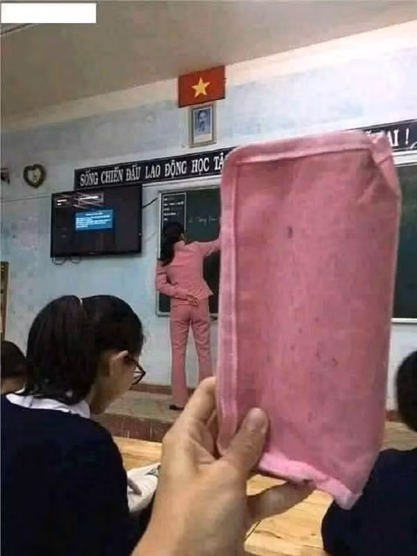 Tranh thủ lúc cô giáo quay lưng giảng dậy, một học trò nhanh nhảu đưa ra phiên bản cosplay gốc.