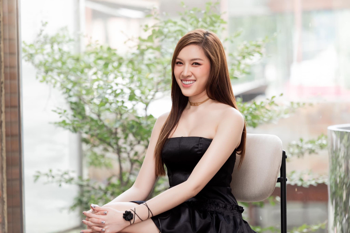 Cô được biết đến với vai trò MC song ngữ và từng đạt thành tích ở một số cuộc thi sắc đẹp như: Miss Charm VietNam 2023, Top 15 Hoa hậu Hoàn vũ Việt Nam 2015...