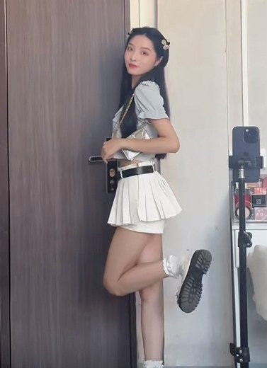 Trước những ồn ào, cô Darkyh từng nhiều lần lên tiếng đáp trả. Cô cho hay mình là cô giáo nhưng đồng thời cũng là người yêu thích thời trang.