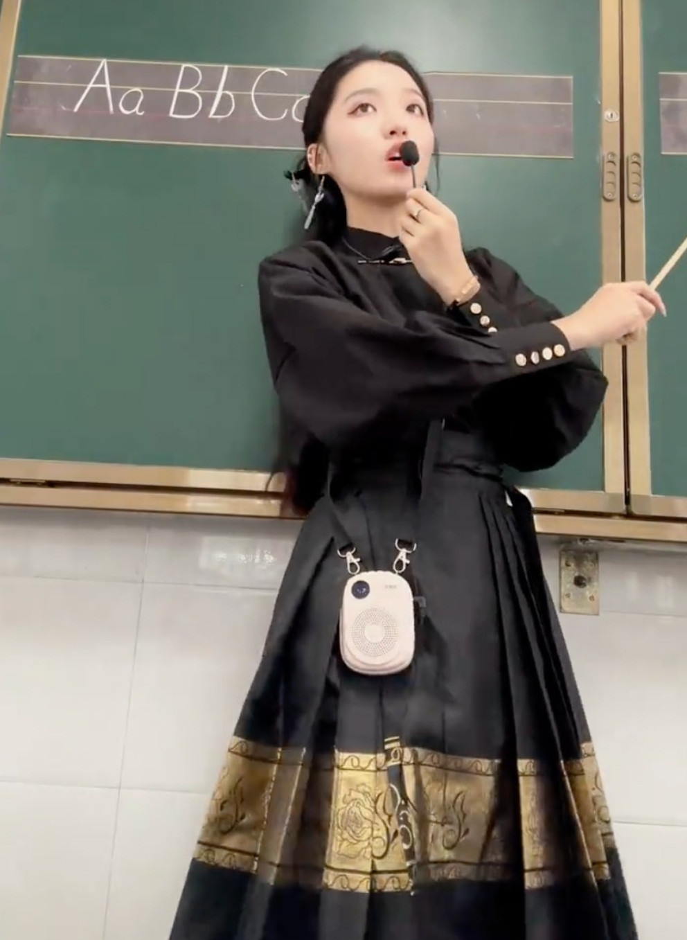 Hình ảnh cô giáo Tiếng Anh xứ Trung tên Darkyh gây chú ý trên MXH thời gian gần đây.