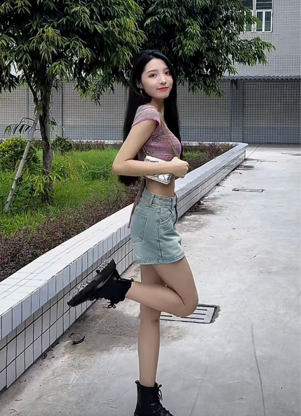 Một bộ phận netizen cho rằng việc giáo viên quá chăm chút chuyện ăn mặc cũng như làm blog khoe style là thiếu chuyên nghiệp, dễ gây ảnh hưởng đến học sinh.