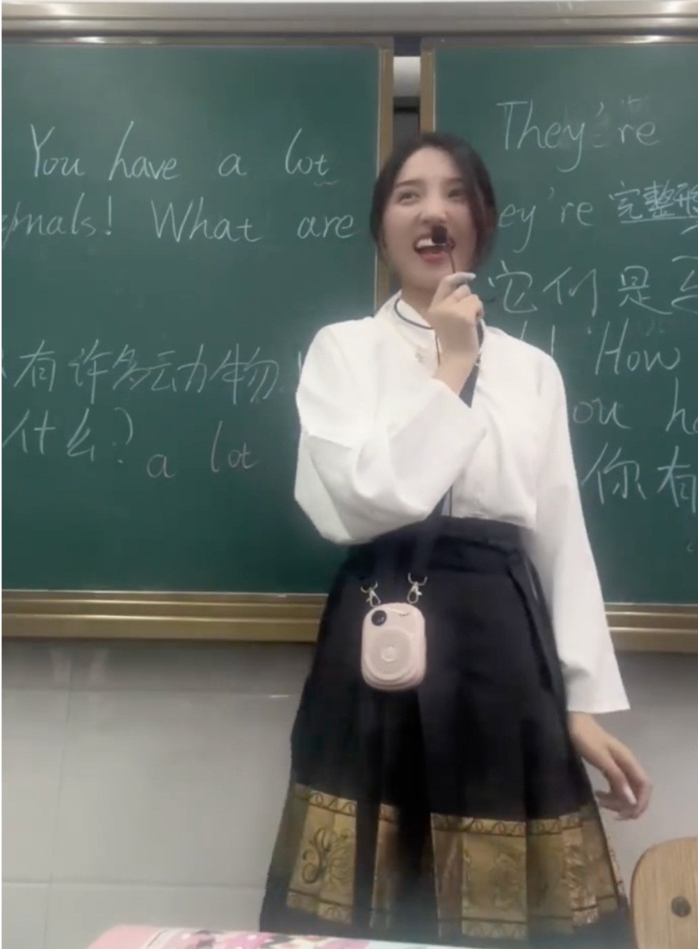 Cô giáo trẻ vừa gây chú ý khi chia sẻ đoạn clip đi dạy trong bộ trang phục khá đặc biệt.