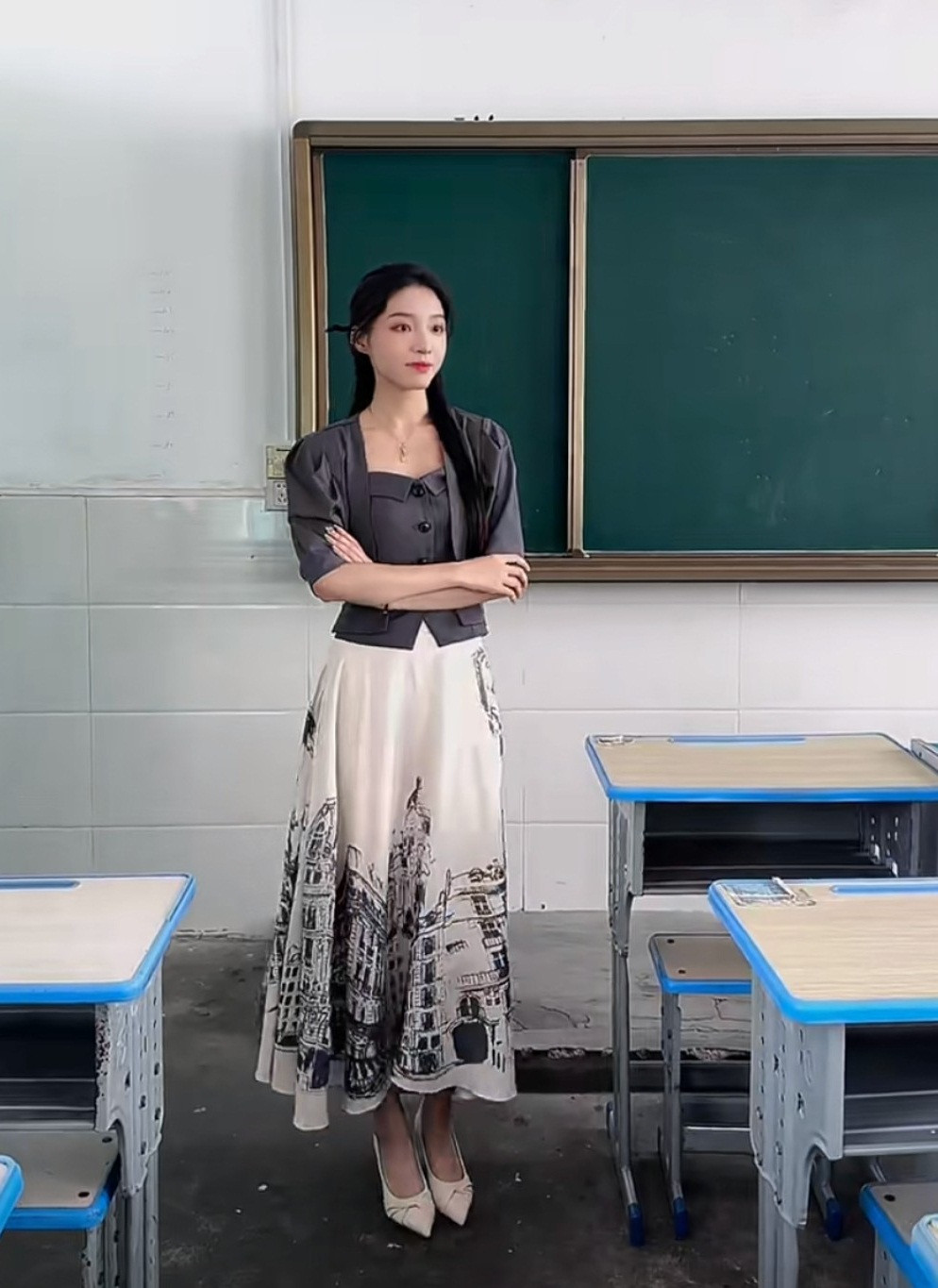 Hình ảnh cô giáo trẻ có ngoại hình xinh đẹp diện cổ phục cùng kiểu tóc búi truyền thống khi đứng lớp nhận được sự quan tâm từ đông đảo cư dân mạng.