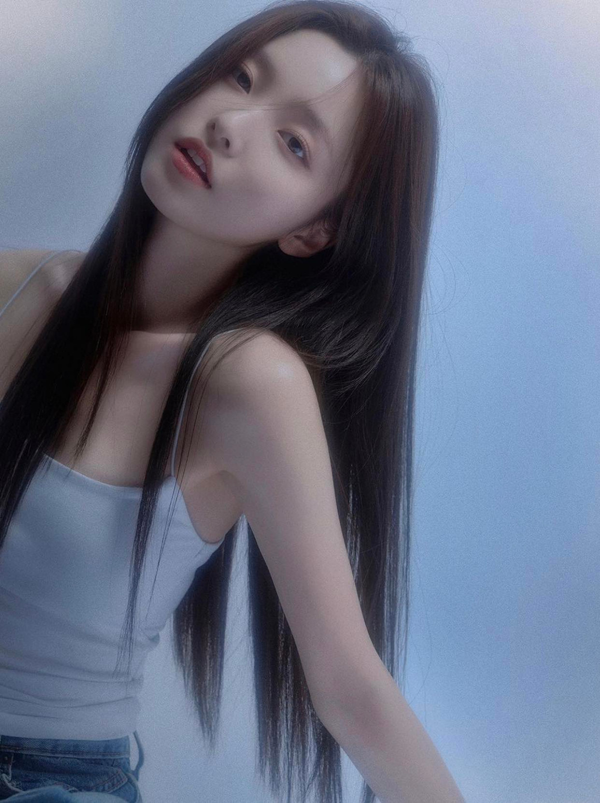 Cũng vì diện mạo xinh đep nên có người nói rằng gương mặt của cô chỉ là "mặt mượn" nhờ can thiệp phẫu thuật thẩm mỹ.