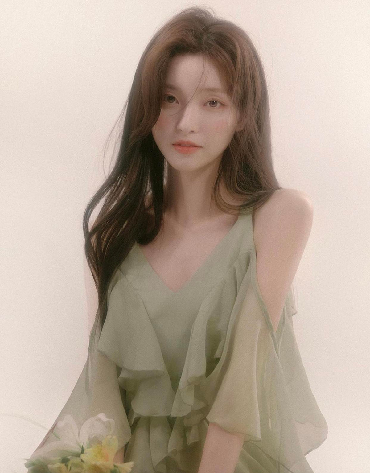 Người đẹp sinh năm 1997 nổi tiếng với gương mặt xinh đẹp như thiên thần.