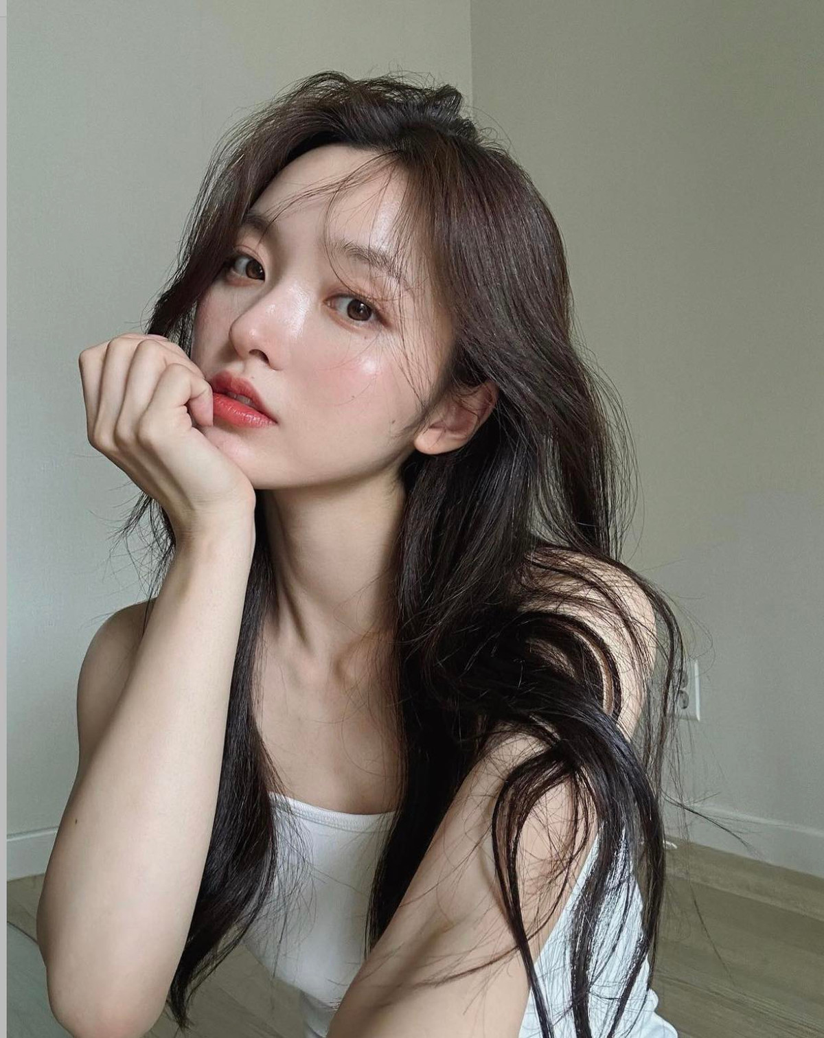 Hiếm khi Kim Na Hee đăng tải hình ảnh diện áo tắm trên trang cá nhân. Kể cả khi đi bơi cô cũng chọn kiểu đồ có thiết kế kín đáo.