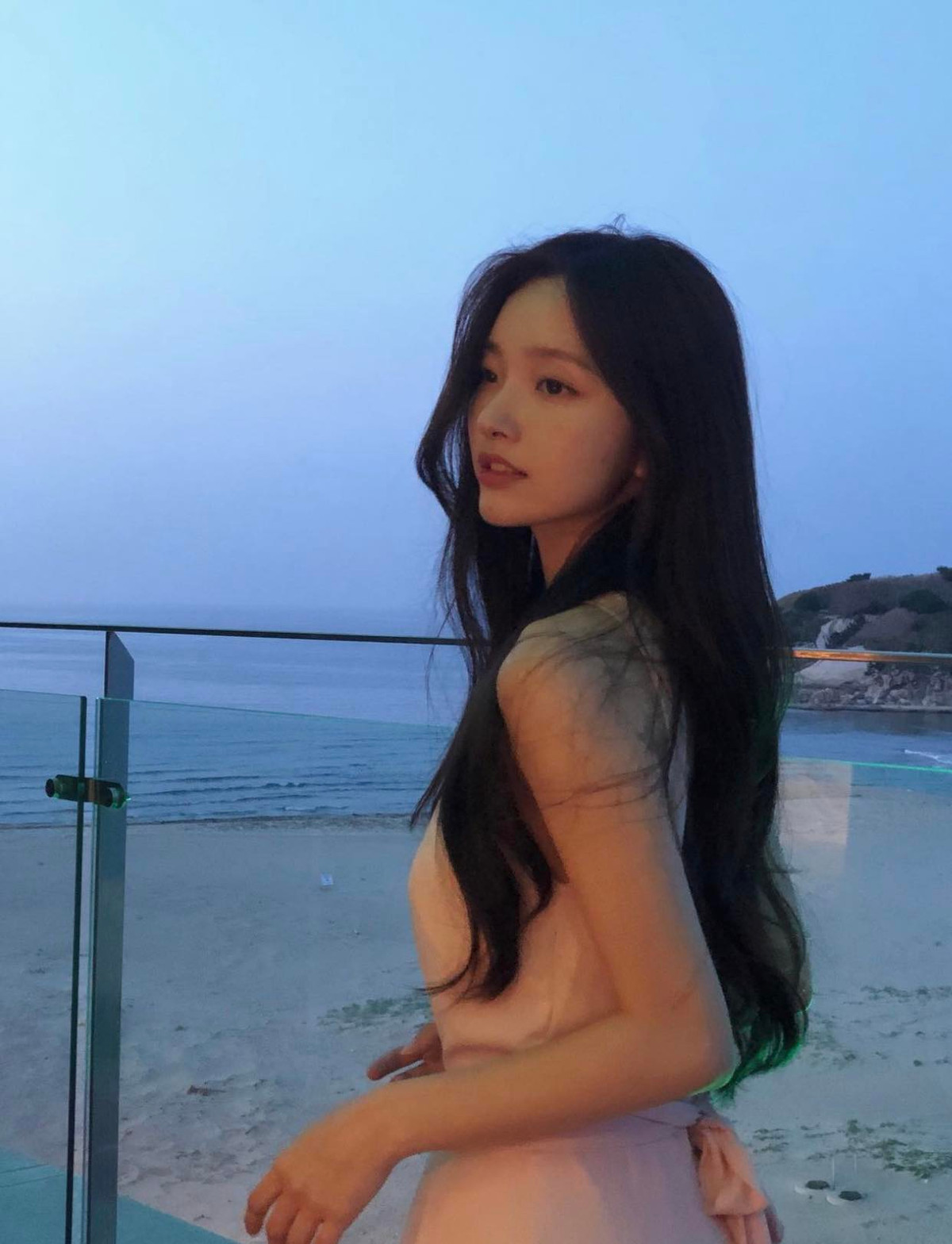 Trong khi nhiều người đẹp mạng xã hội đi theo hình tượng quyến rũ, Kim Na Hee lại trung thành với hình ảnh thanh thuần, ngọt ngào.