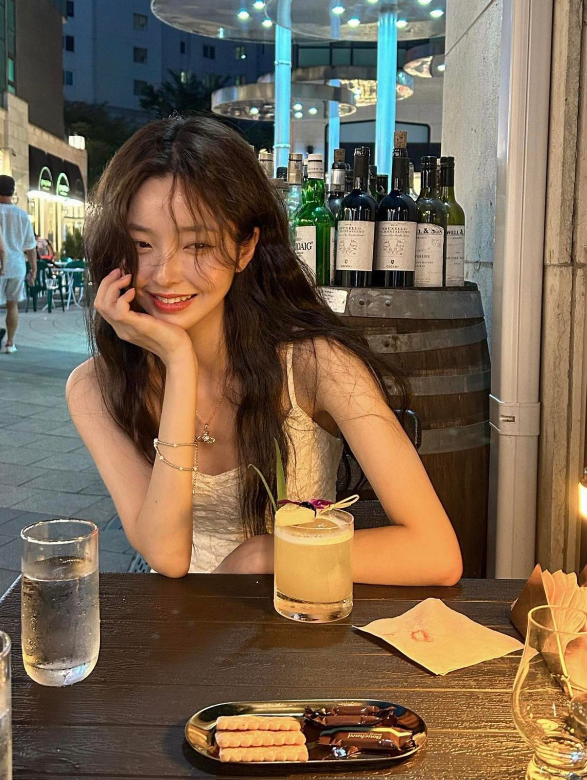 Một trong điểm thu hút của Kim Na Hee là gương mặt đúng chuẩn V line, mắt hai mí, sống mũi cao, nước da trắng.