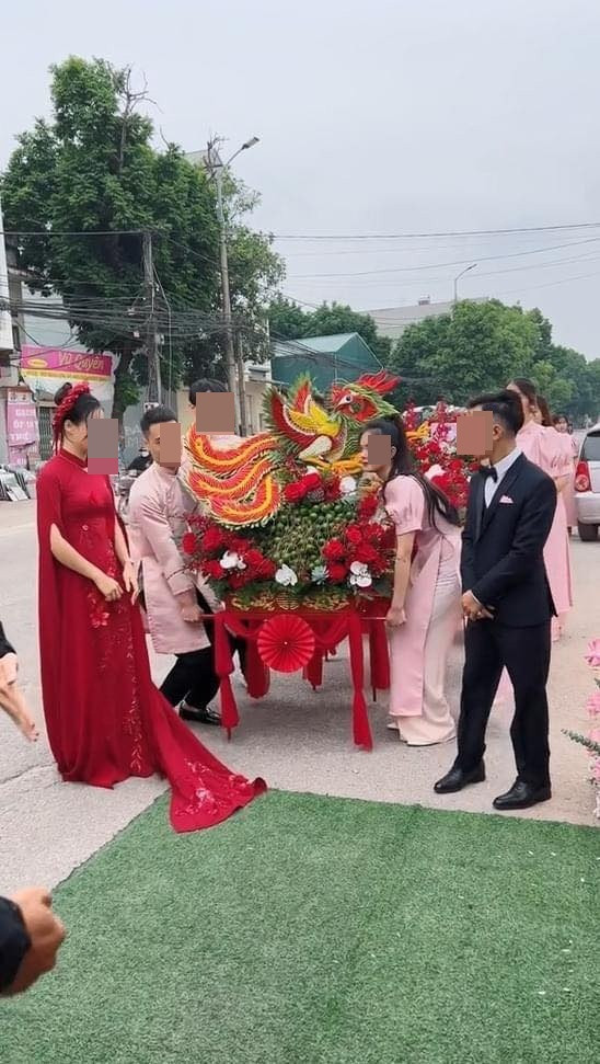 Qua hình ảnh chia sẻ, dù là 17 tráp nhưng tráp nào tráp đấy đều được trang trí vô cùng cầu kỳ, tỉ mỉ bằng các sản phẩm cao cấp. Thậm chí, nhà trai còn phải chuẩn bị cả kiệu để đỡ mới có thể đưa vào bên trong nhà cô dâu.