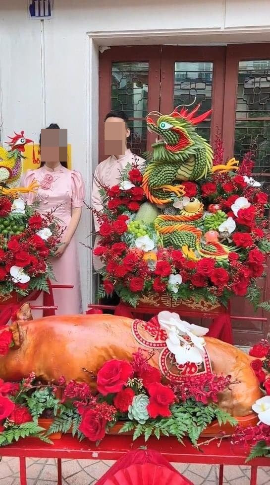 Được biết, bộ tráp cưới gây bão này được chụp lại tại xã Song Mai, TP. Bắc Giang. Đám cưới của cô dâu chú rể đã diễn ra từ lâu, cũng được trang trí toàn bộ bằng hoa tươi vô cùng lộng lẫy.