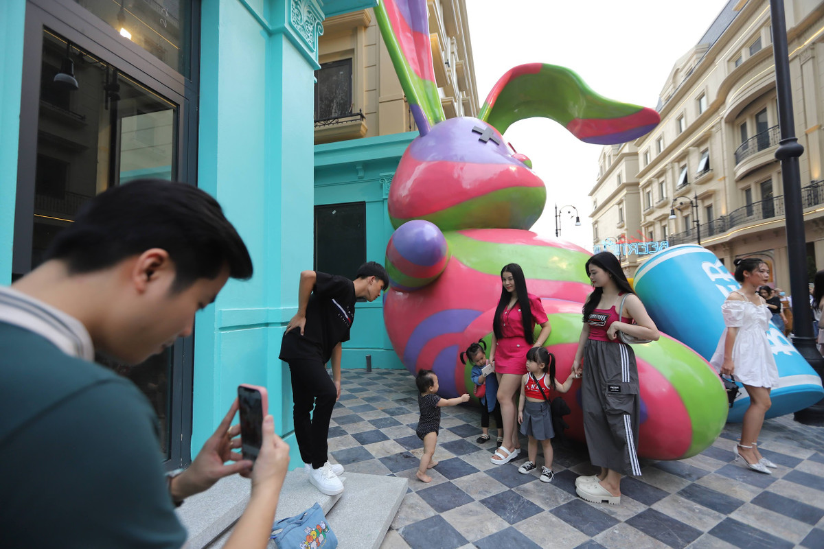 Vào dịp cuối tuần, phố đi bộ này trở thành địa điểm check in mới cho giới trẻ Hà thành. Điểm nhấn của phố đi bộ Carnaby 214 là chú thỏ màu sắc khổng lồ cao hơn 7m ngồi chiễm chệ giữa khu phố.