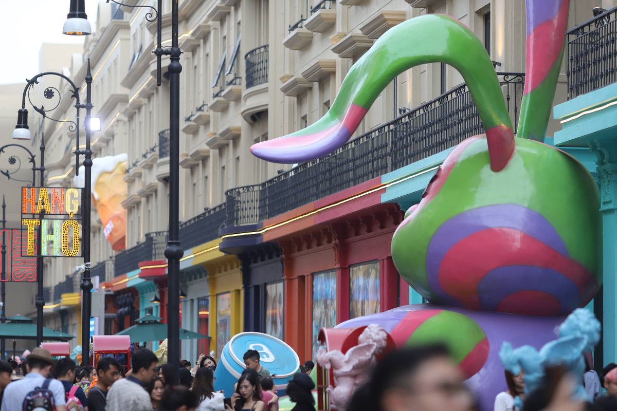 Mọi hướng của phố đi bộ Carnaby 214 được nhiều người nhận xét giống với khung cảnh ở Châu Âu.