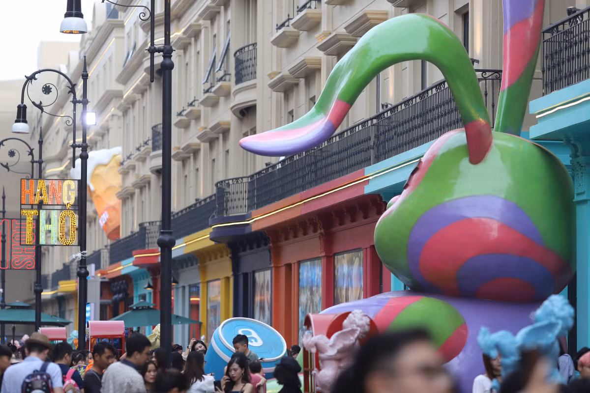 Mọi hướng của phố đi bộ Carnaby 214 được nhiều người nhận xét giống với khung cảnh ở Châu Âu.