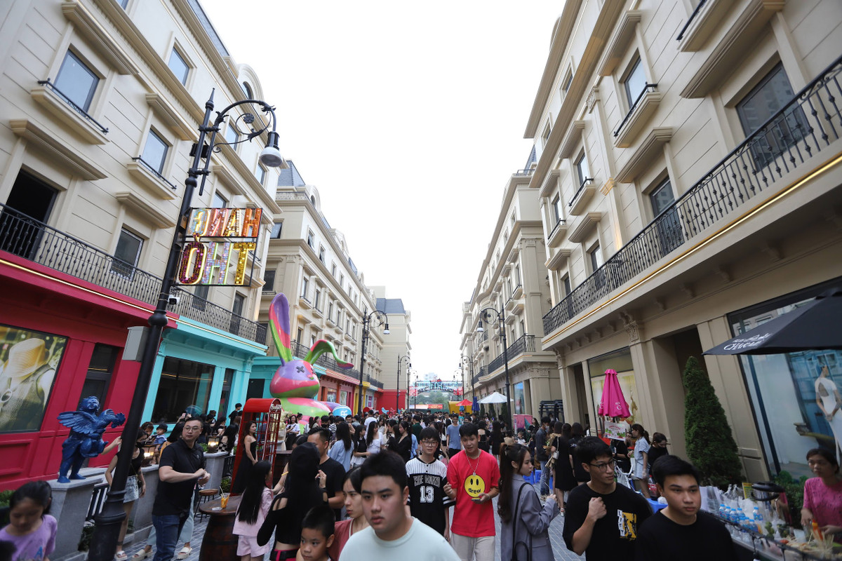 Khu phố đi bộ tại Rue de Charme lấy cảm hứng từ con phố đi bộ Carnaby nổi tiếng tại London (Anh). Con phố này chỉ có chiều dài khiêm tốn 250m vẫn nghiễm nhiên xếp đầu bảng "Những con đường tuyệt nhất nước Anh".