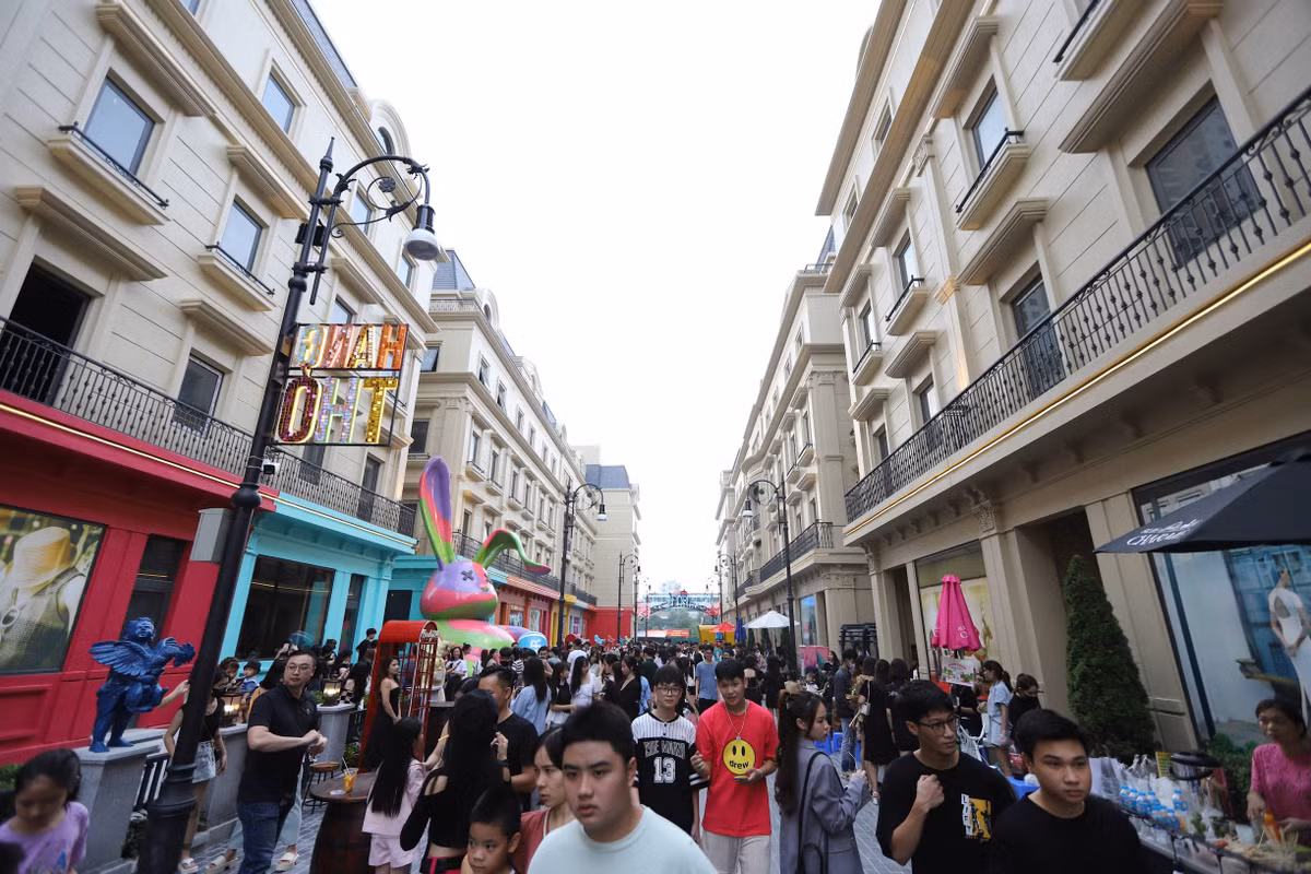 Khu phố đi bộ tại Rue de Charme lấy cảm hứng từ con phố đi bộ Carnaby nổi tiếng tại London (Anh). Con phố này chỉ có chiều dài khiêm tốn 250m vẫn nghiễm nhiên xếp đầu bảng "Những con đường tuyệt nhất nước Anh".