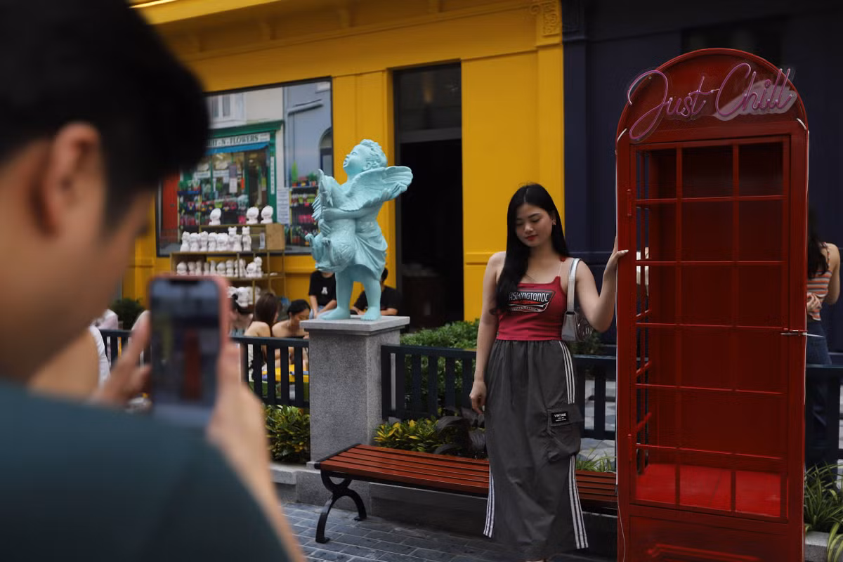 Phố đi bộ Carnaby 214 mở cửa tự do, định kì các ngày thứ 7, Chủ nhật hàng tuần, thời gian từ 16h30 - 22h30. Trong thời gian từ 16 - 19/9, toàn bộ hoạt động giải trí, lễ hội, sự kiện, sân khấu tại đây đều dừng hoạt động.