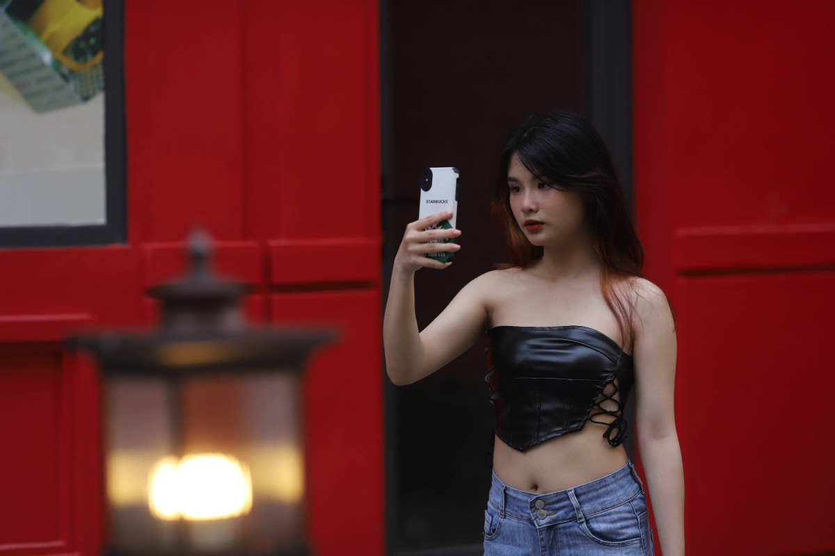 Nhiều cô gái lựa chọn ăn mặc phù hợp để có nhiều bức ảnh check in đẹp mắt.