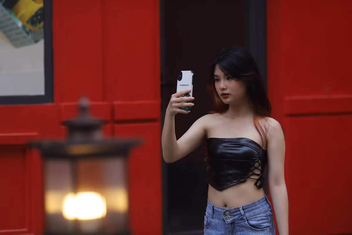 Nhiều cô gái lựa chọn ăn mặc phù hợp để có nhiều bức ảnh check in đẹp mắt.