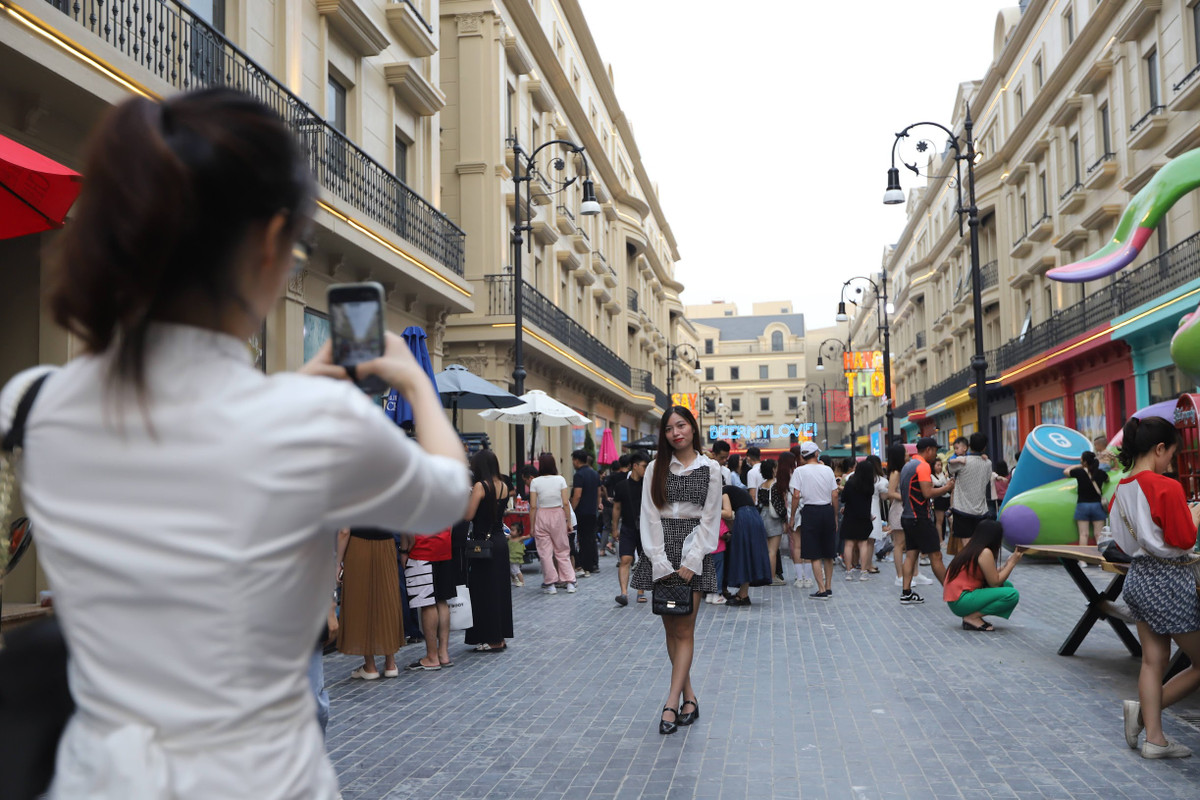 Ngoài khung cảnh trời Âu, địa điểm check in mới này còn có hơn 20 xe ẩm thực và mua sắm thu hút đông đảo khách trải nghiệm trải dài dọc con phố.