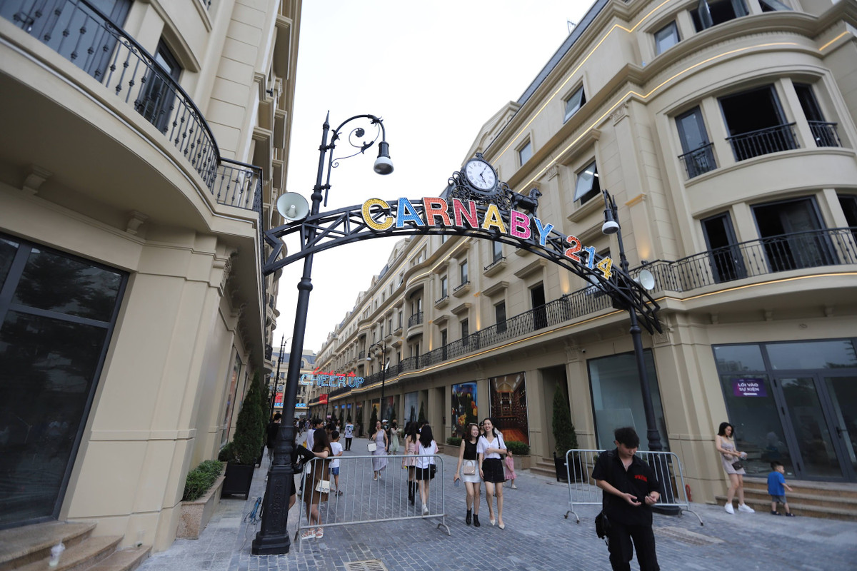 Gioi tre check in pho di bo chuan troi Au moi o Ha Noi