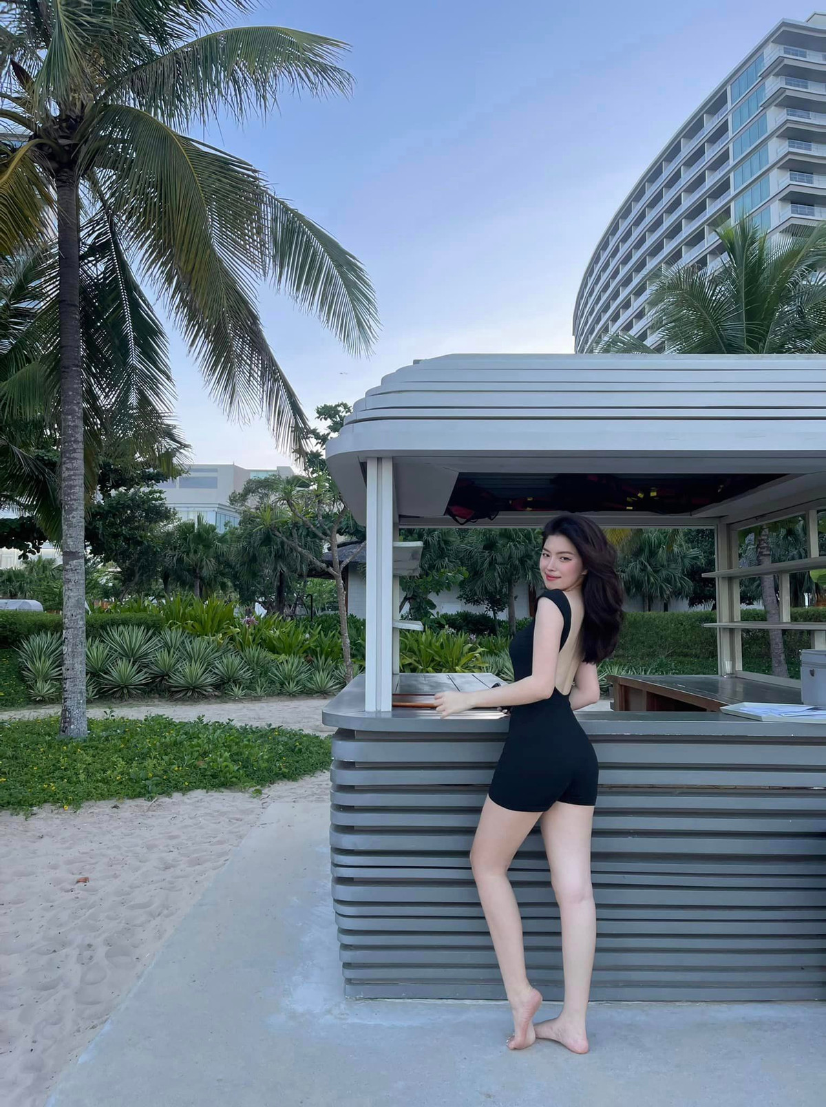 Không còn gắn liền với cặp kính cận, Thuỵ Hân hiện tại gợi cảm và quyến rũ hơn nhiều.