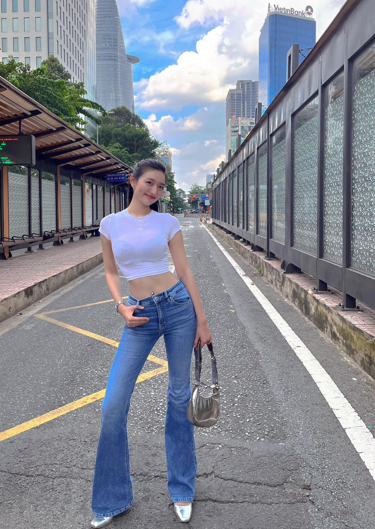 Người đẹp sinh năm 1999 có chiều cao 1,74m cùng số đo 3 vòng: 78 - 60 - 93cm.