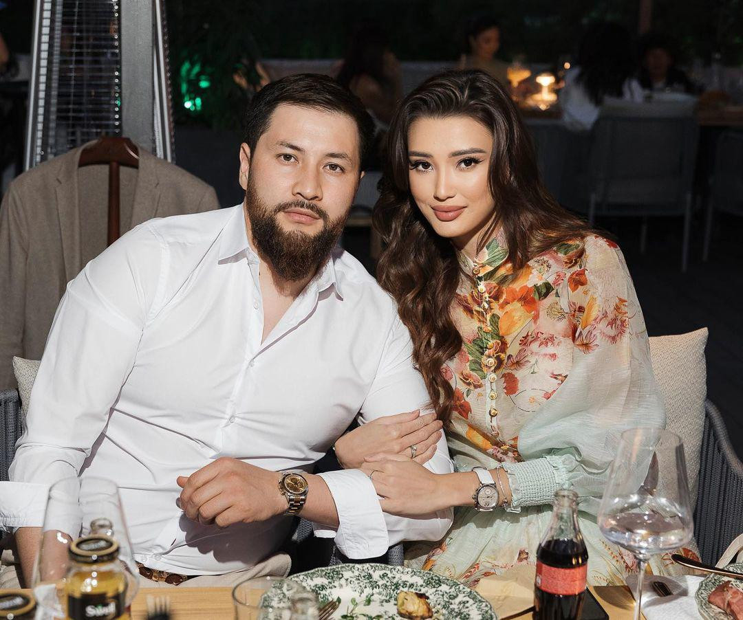 Một vài năm trở lại đây, Sabina Altynbekova bị nghi ngờ "trùng tu nhan sắc" bởi gương mặt có phần khác lạ và không được xinh đẹp như trước.