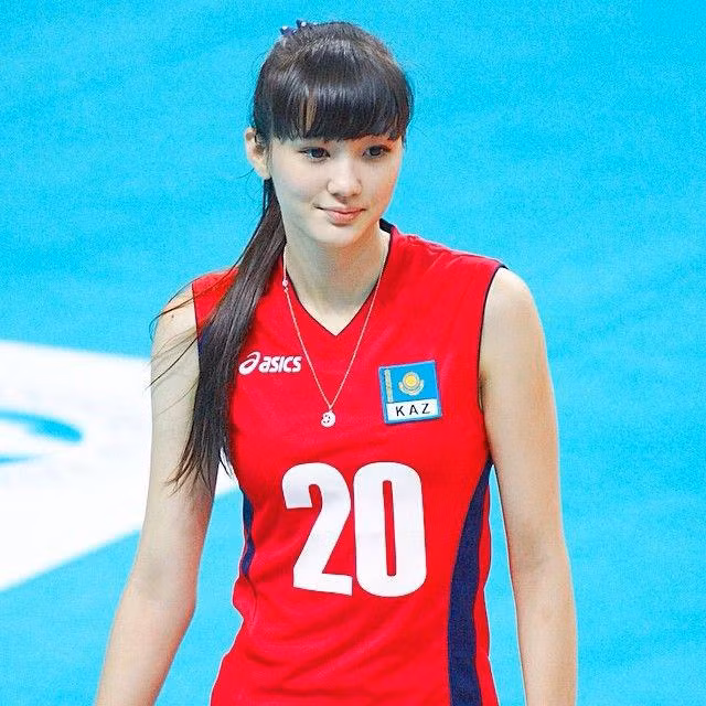 Sabina Altynbekova có đôi mắt to tròn trong veo, đôi môi anh đào và sống mũi cao đã thu hút lượng lớn người hâm mộ tới nhà thi đấu.