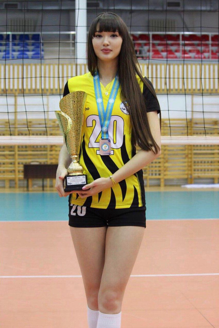 Lúc đó, nữ vận động viên sinh năm 1996 được ca ngợi là thiên thần bóng chuyền Châu Á hay nữ VĐV bóng chuyền quyến rũ nhất thế giới.