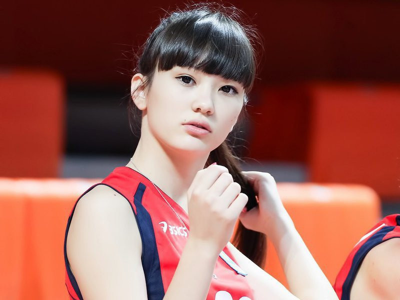 Nữ vận động viên Sabina Altynbekova, sinh năm 1996 được mệnh danh là " thiên thần bóng chuyền" vào năm 2014. Thời điểm đó cô trở thành cái tên gây sốt trên khắp diễn đàn thể thao khi tham dự giải vô địch bóng chuyền nữ U19 Châu Á tại Đài Bắc.