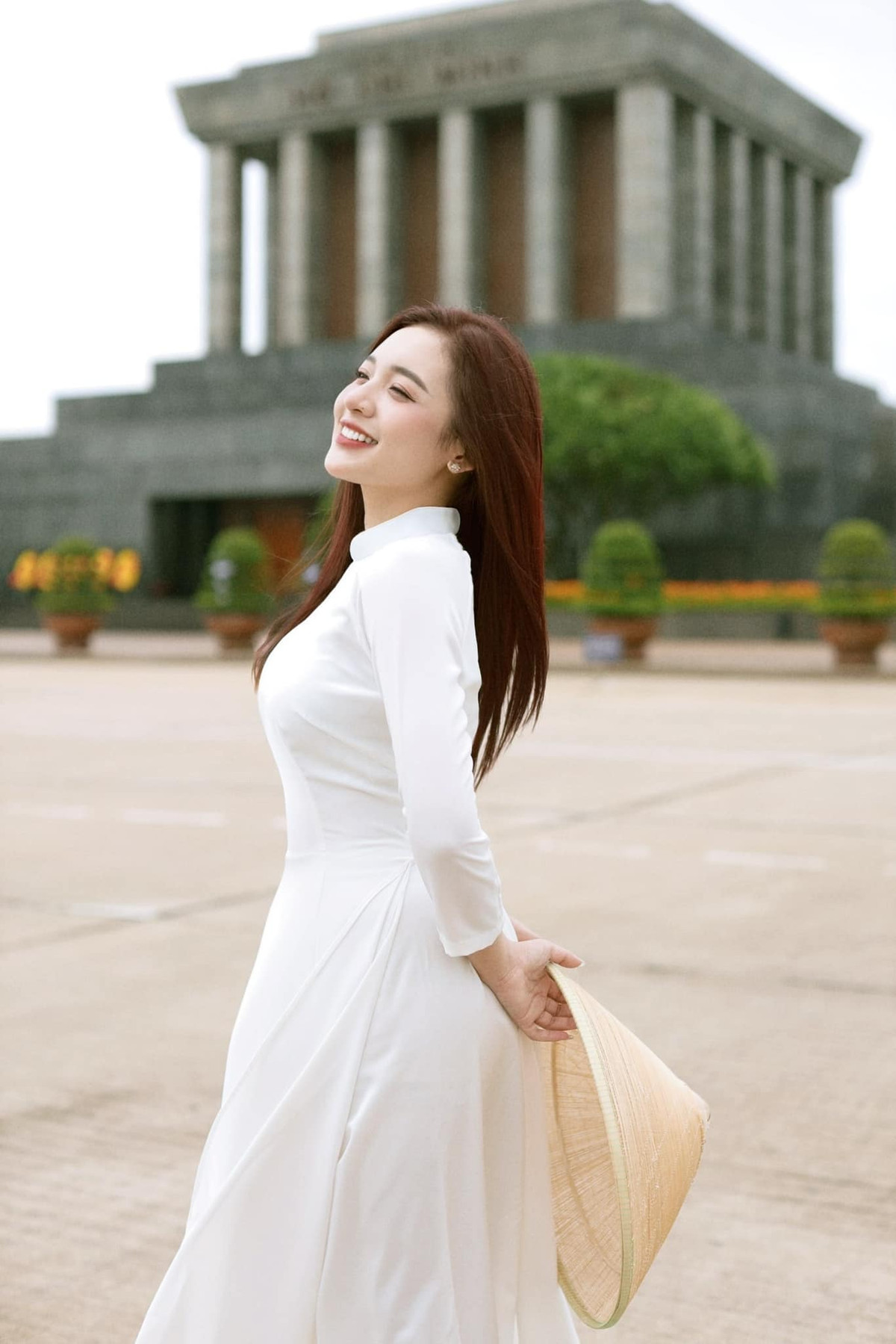 Bên cạnh việc triệt để khoe được thân hình "đồng hồ cát", gương mặt xinh đẹp với những đường nét khả ái, sắc sảo của Vũ Phương Thảo cũng giúp cô nhận được "cơn mưa lời khen" của đông đảo cư dân mạng.