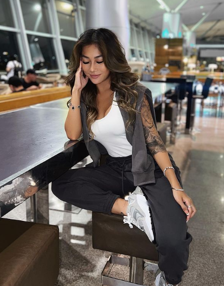 Lê Vi được biết đến với vẻ ngoài cá tính, kèm theo đó là lối sống healthy được đông đảo giới trẻ, đặc biệt là các cô gái quan tâm theo dõi.