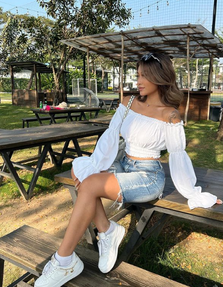 Lê Vi cho biết để có được vẻ đẹp nóng bỏng như hiện tại, cô có can thiệp phẫu thuật thẩm mỹ là “cải thiện sương sương vòng 1″ và làm môi.