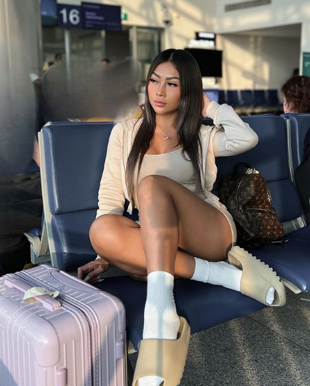 Cô theo đuổi phong cách cá tính, mạnh mẽ và gợi cảm, thường chia sẻ về life style và cuộc sống thường nhật lên trang cá nhân của mình.