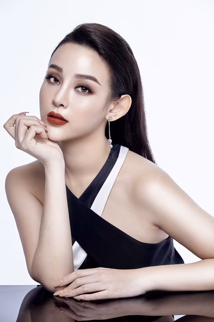 Tại đây cư dân mạng cũng dành sự quan tâm đến diện mạo của cựu hot girl, ai cũng tò mò không biết chị đẹp liệu có đẹp không tì vết như trên mạng không.